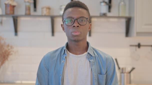 Portret Van Jonge Afrikaanse Man Met Vinger Lippen — Stockvideo