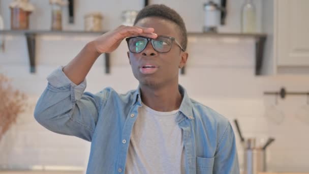Retrato Jovem Africano Busca Oportunidade — Vídeo de Stock