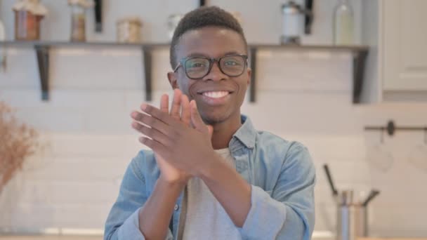 Retrato Joven Africano Emocionado Aplaudiendo Por Equipo — Vídeos de Stock
