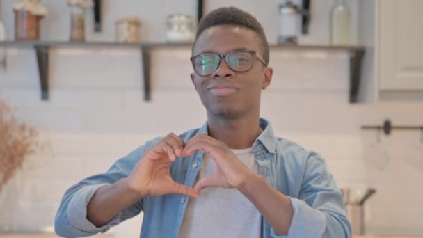 Retrato Jovem Africano Com Coração Feito Mão — Vídeo de Stock
