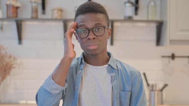 Portret Van Vermoeide Jonge Afrikaanse Man Met Hoofdpijn — Stockvideo