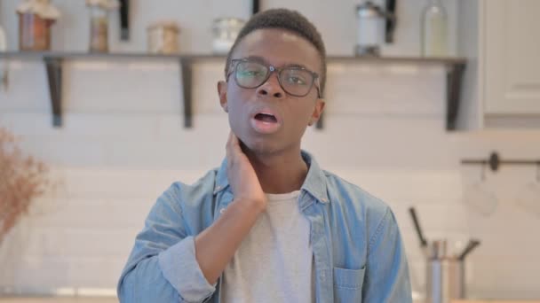 首の痛みを持つ疲れた若いアフリカの男の肖像 — ストック動画