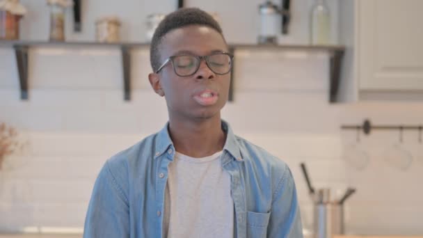 Portret Ziewającego Młodego Afrykanina Potrzebującego Odpoczynku — Wideo stockowe