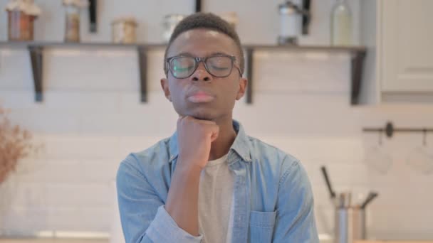 Portret Van Slapende Jonge Afrikaanse Man Kantoor — Stockvideo