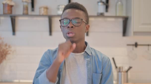 Portrett Syk Ung Afrikansk Mann Hoster Kontor – stockvideo