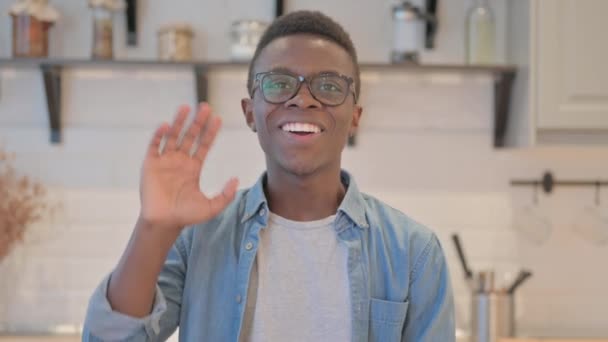 Jonge Afrikaanse Man Doet Online Video Chat — Stockvideo
