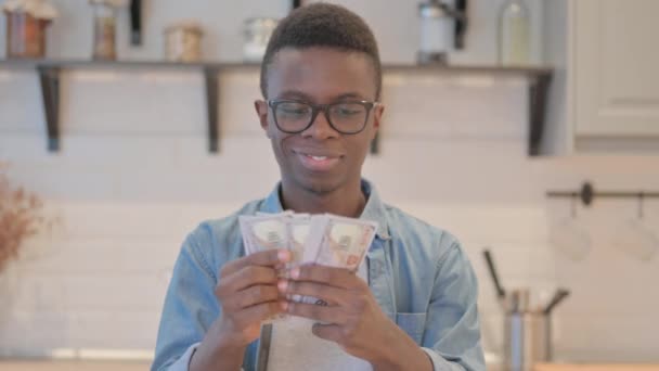 Närbild Ung Afrikansk Man Räkna Pengar — Stockvideo