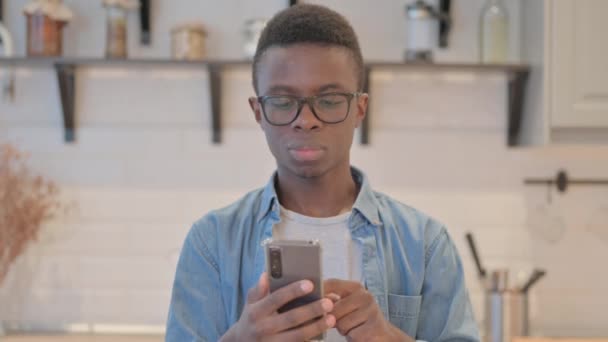 Porträtt Ung Afrikansk Man Med Hjälp Smartphone — Stockvideo
