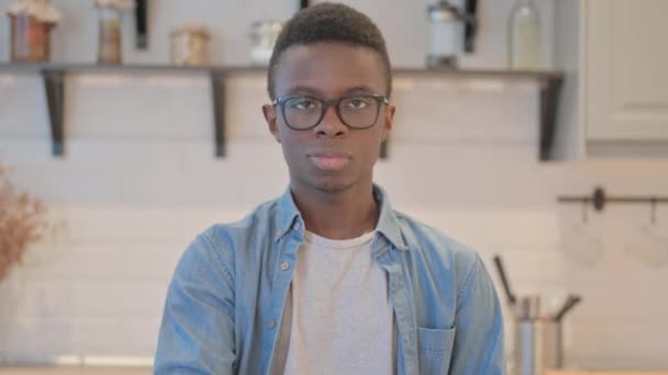 Πορτρέτο Του Νεαρού Άνδρα Πόσιμο Νερό Στο Σπίτι — Αρχείο Βίντεο