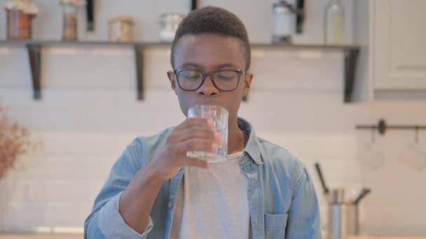 Porträt Eines Jungen Afrikaners Mit Zahnschmerzen — Stockvideo