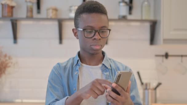 Portret Van Jonge Afrikaanse Man Viert Succes Smartphone — Stockvideo