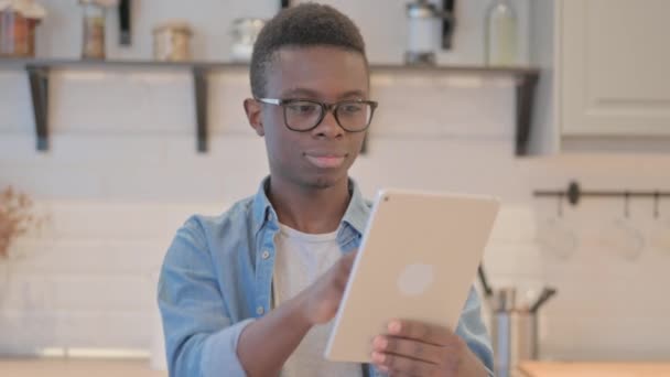 Portret Van Jonge Afrikaanse Man Met Behulp Van Tablet Computer — Stockvideo