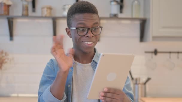 若いアフリカ人男性の肖像 タブレット上でビデオチャットを行う — ストック動画
