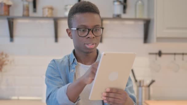 Πορτρέτο Του Νεαρού Αφρικανού Αναστατώθηκε Από Την Απώλεια Στο Tablet — Αρχείο Βίντεο