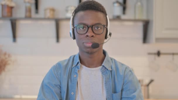 コールセンターでヘッドセットを持つ若いアフリカ人男性による親指アップ — ストック動画