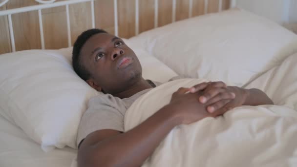 Мозковий Штурм Молодий Африканський Чоловік Лежить Ліжку — стокове відео