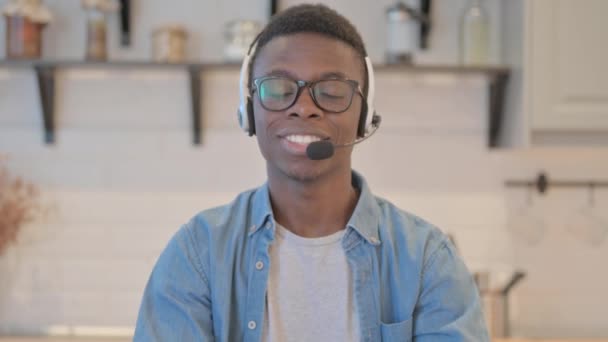 Giovane Uomo Africano Con Auricolare Parlare Con Clienti Online Call — Video Stock
