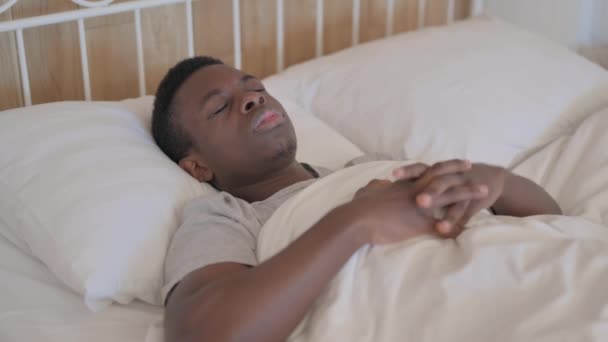 Ung Afrikansk Man Med Huvudvärk Liggande Sängen — Stockvideo