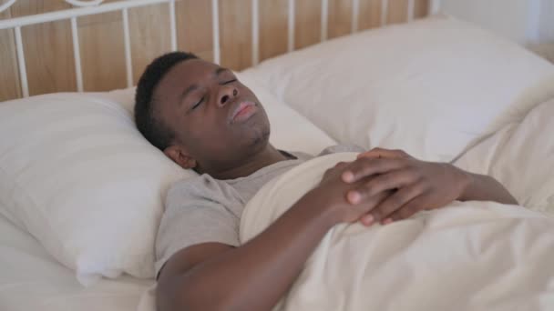 Cansado Jovem Africano Dormindo Cama Casa — Vídeo de Stock