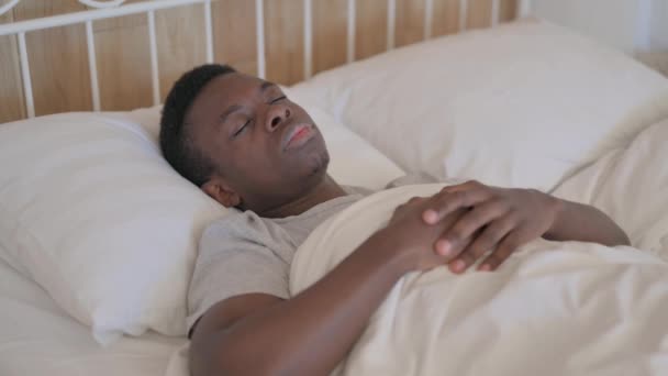 Jonge Afrikaanse Man Wakker Worden Verlaten Van Bed — Stockvideo
