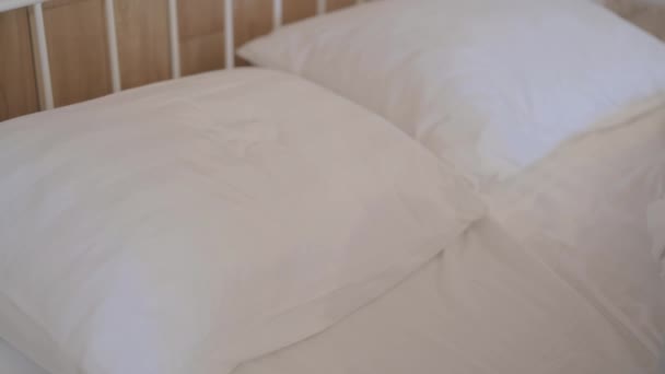 寝るためにベッドに寝そべっている若いアフリカ人男性 — ストック動画