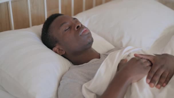 Joven Africano Despertando Dejando Cama — Vídeo de stock