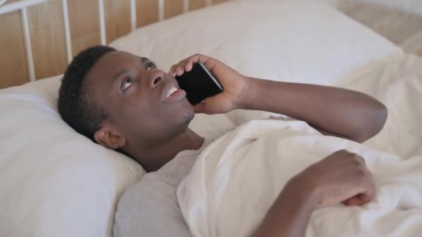 Ung Afrikansk Man Pratar Telefon Sängen — Stockvideo