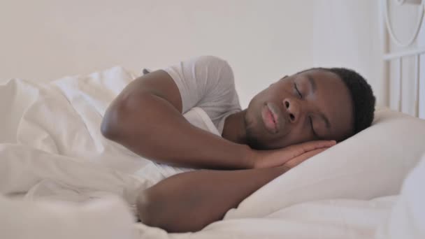 横にベッドで寝る若いアフリカ人男性 — ストック動画