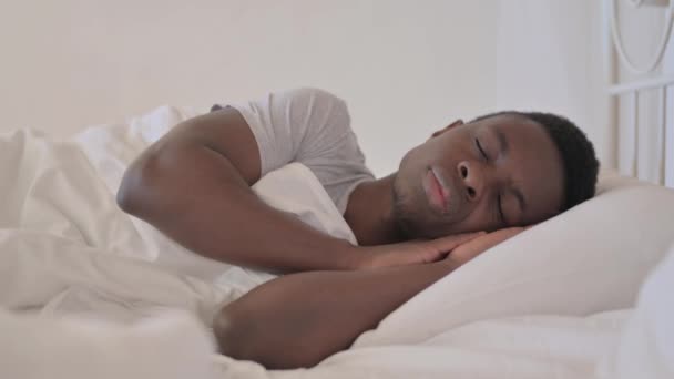Уставший Молодой Африканский Мужчина Спит Постели Дома — стоковое видео