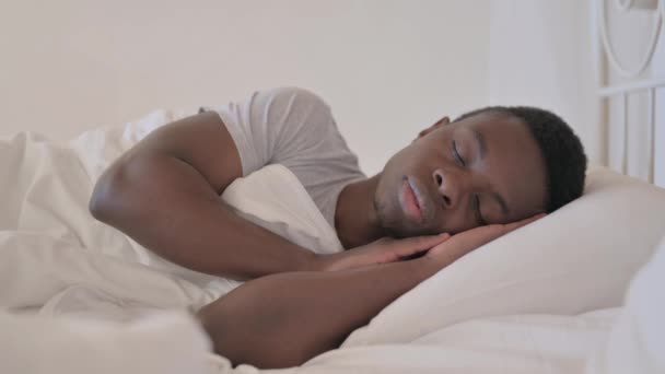 Beteg Fiatal Afrikai Férfi Köhög Miközben Fekszik Ágyban — Stock videók