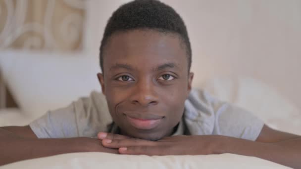 Portret Van Jonge Afrikaanse Man Doet Duimen Omhoog — Stockvideo