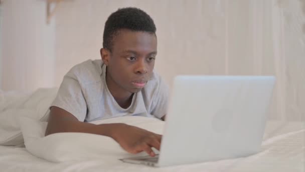 Jeune Homme Africain Travaillant Sur Ordinateur Portable Tout Allongeant Sur — Video
