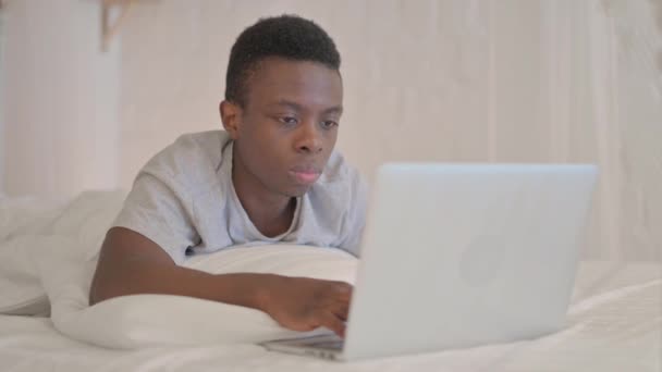 Jeune Homme Africain Allongé Lit Sur Estomac Souriant Caméra — Video