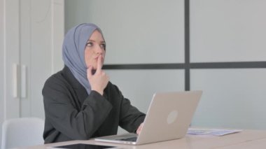 Müslüman İş Kadını Bilgisayarda Düşünüyor ve Çalışıyor