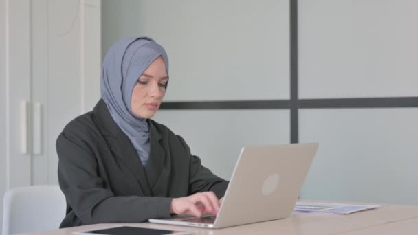 Empresaria Musulmana Con Dolor Espalda Trabajando Ordenador Portátil — Vídeos de Stock