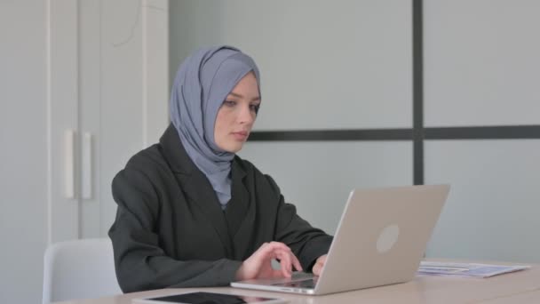 Empresaria Musulmana Ocupada Trabajando Ordenador Portátil — Vídeos de Stock