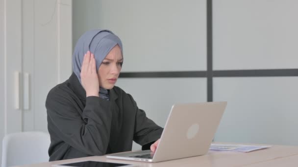 Muslimische Geschäftsfrau Mit Kopfschmerzen Arbeitet Laptop — Stockvideo