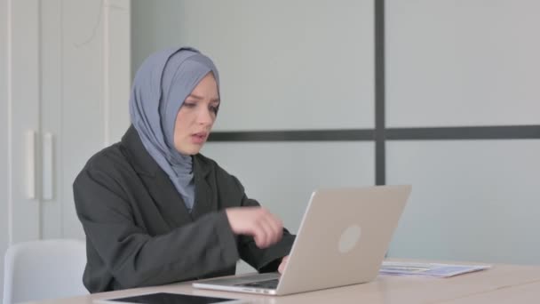 Empresaria Musulmana Que Tiene Tos Trabajando Ordenador Portátil — Vídeos de Stock