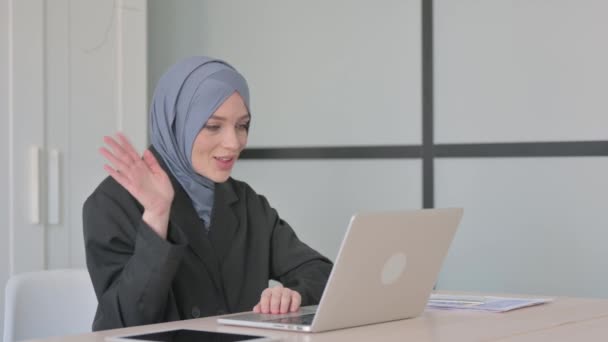Online Video Chat Door Moslim Zakenvrouw Laptop — Stockvideo