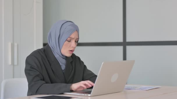 Empresaria Musulmana Conmocionada Por Pérdida Ordenador Portátil — Vídeos de Stock