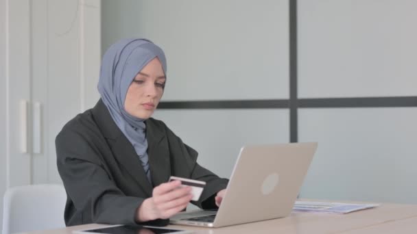Laptop Müslüman Kadınının Başarılı Nternet Alışverişi — Stok video