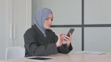 Akıllı Telefondaki Başarıyı Kutlayan Müslüman İş Kadını