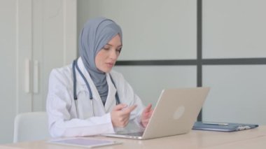 Klinikteki Laptop 'ta Müslüman Kadın Doktor' un Çevrimiçi Video Sohbeti
