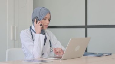 Klinikte Konuşan Müslüman Kadın Doktor