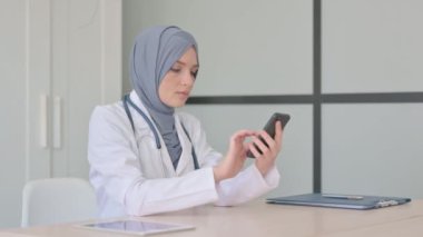 Klinikte Akıllı Telefon kullanan Müslüman Kadın Doktor
