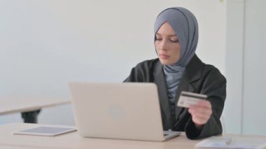 Laptop 'ta Müslüman İş kadınının Başarılı İnternet Alışverişi