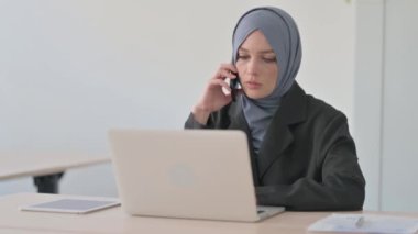 Müslüman İş kadını İş yerinde Telefonda konuşuyor