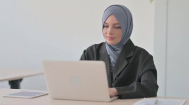 Müslüman İş Kadını Portresi Kamerayı Gösteriyor