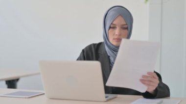 Müslüman İşkadını 'nın Belgeleri Okunuyor ve Dizüstü Bilgisayarda Çalışıyor