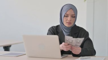 Müslüman İş Kadını Para Sayıyor, Dolar Sayıyor